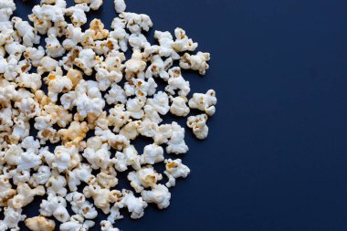 Arka planda patlamış mısır. Boşluğu kopyala