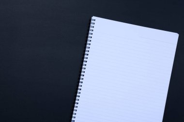 Karanlık arka planda defteri aç. Üst görünüm