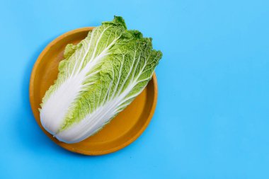 Mavi arka planda Çin lahanası.