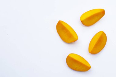 Tropik meyve, beyaz arka planda mango..