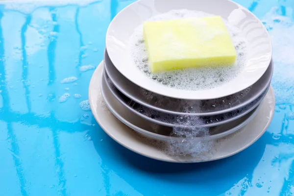 Platos Lavado Sobre Fondo Azul Húmedo Con Espuma Jabonosa — Foto de Stock