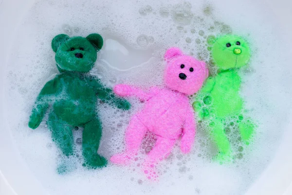 Namoczyć Misie Zabawki Rozpuszczeniu Wody Detergentu Prania Przed Praniem Koncepcja — Zdjęcie stockowe