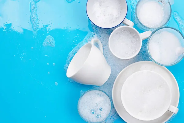 Lavado Vasos Vasos Usados Sobre Fondo Azul Húmedo Con Espuma — Foto de Stock