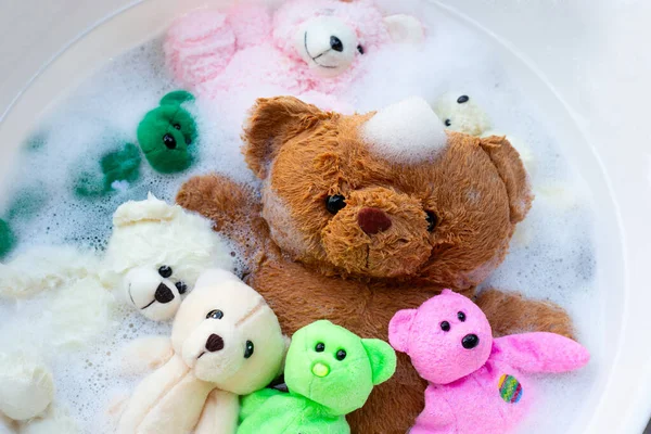 Yıkanmadan Önce Oyuncak Ayıları Çamaşır Deterjanıyla Islat Çamaşır Konsepti Üst — Stok fotoğraf