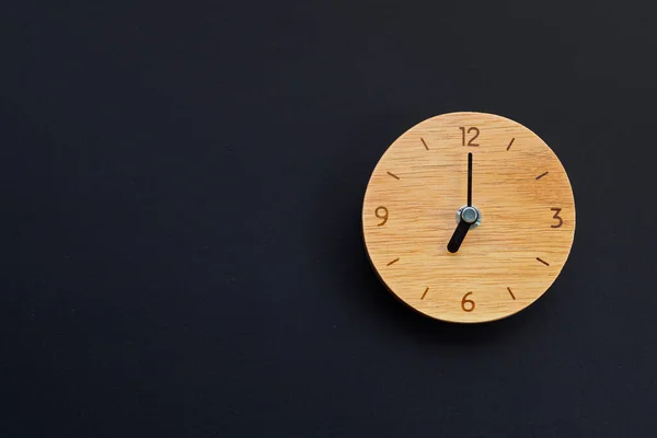 Wooden Clock Dark Background Copy Space — Stock Photo, Image