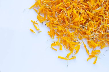 Beyaz arkaplanda kadife çiçeği yaprakları.