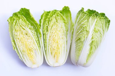 Beyaz arka planda Çin lahanası. Boşluğu kopyala