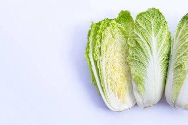 Beyaz arka planda Çin lahanası. Boşluğu kopyala