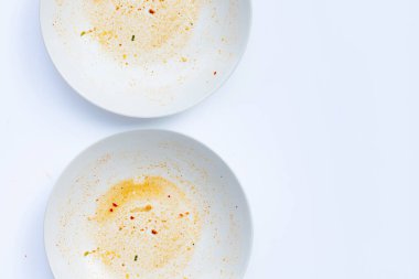 Kirli tabaklar beyaz arka planda.