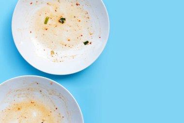 Mavi arka planda kirli tabak. Üst görünüm