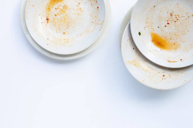 Kirli tabaklar beyaz arka planda.