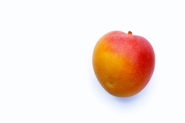 Tropik meyve, beyaz arka planda mango..
