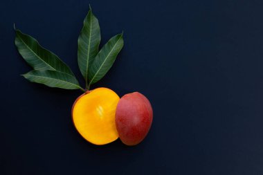 Tropik meyve, koyu arkaplanda mango..