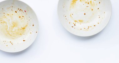 Kirli tabaklar beyaz arka planda.