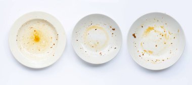 Kirli tabaklar beyaz arka planda.