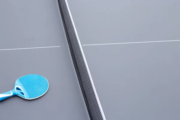 乒乓球器材球拍和网眼 — 图库照片