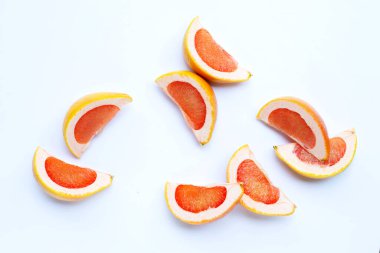 Yüksek vitamin C. Beyaz arka planda sulu greyfurt dilimleri..