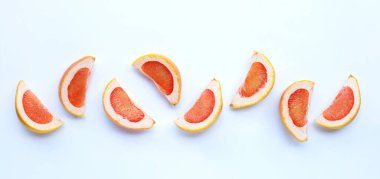 Yüksek vitamin C. Beyaz arka planda sulu greyfurt dilimleri..
