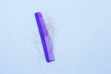 Beyaz arka planda saç dökülmesi.