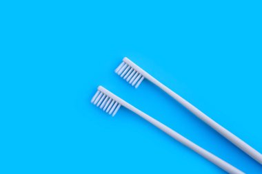 Mavi arka planda diş fırçaları. Üst görünüm