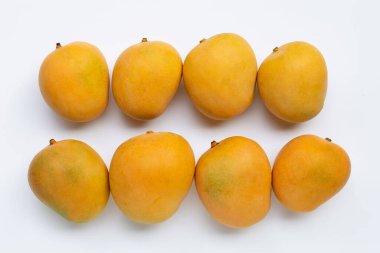 Olgun mango beyaz arkaplanda izole.