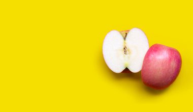 Sarı arka planda olgun elma.