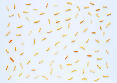 Beyaz arka planda portakal kabukları. en üstteki görünüm