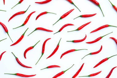 Beyaz arka planda acı kırmızı biber. Üst görünüm
