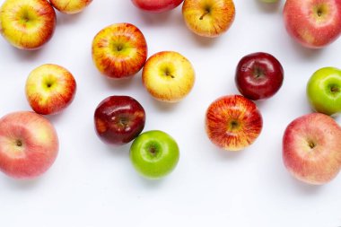 Beyaz arka planda taze elmalar. Üst görünüm