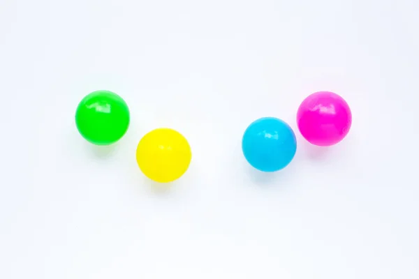 Boules Plastique Coloré Sur Fond Blanc — Photo