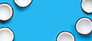 Mavi arka planda hindistan cevizleri. Üst görünüm