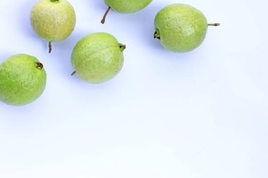 Beyaz arkaplanda taze guava.