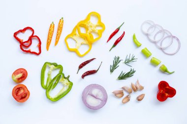 Beyaz arka planda çeşitli taze sebzeler ve otlar. Sağlıklı yeme kavramı