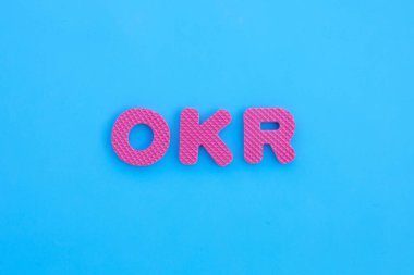 Mavi arkaplanda OKR alfabesi.