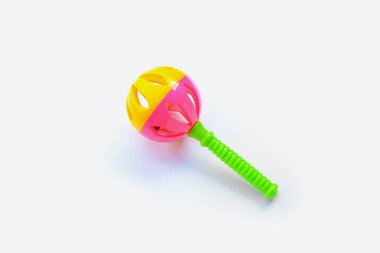 Beyaz arka planda renkli bebek çıngırağı. Boşluğu kopyala