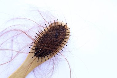 Beyaz arka planda saç dökülmesi.