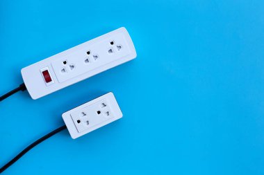 Mavi arka planda iki elektrik şeridi var. Üst görünüm