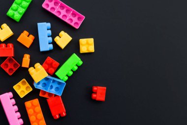 Koyu arkaplanda plastik yapı taşları.