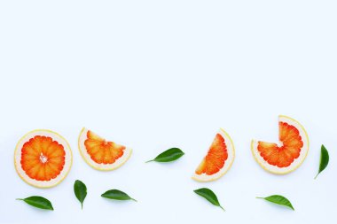 Yüksek vitamin C. Beyaz arka planda sulu greyfurt dilimleri..