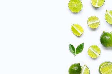 Beyaz arkaplanda yapraklı limonlar.