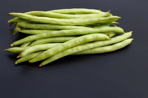 Stapel Groene Bonen Peulen Donkere Achtergrond — Stockfoto