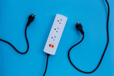 Elektrik kablosu ve fişi mavi arka planda. Üst görünüm
