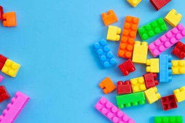 Mavi arkaplanda plastik yapı taşları.
