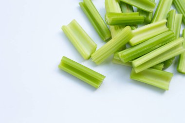 Beyaz arka planda taze kereviz. Üst görünüm