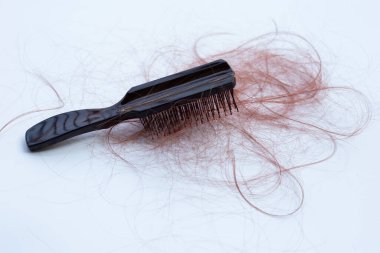 Beyaz arka planda saç dökülmesi.