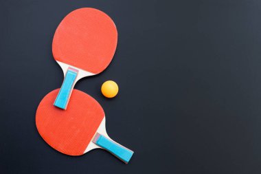 Masa tenisi ekipmanları raket ve top. Sağlık konsepti sporu