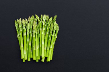 Koyu arkaplanda taze kuşkonmaz. Boşluğu kopyala