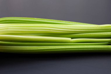 Koyu arkaplanda taze kereviz. 