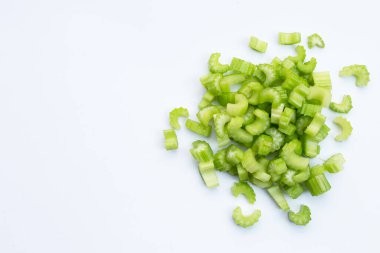 Beyaz zemin üzerinde taze dilimlenmiş kereviz..