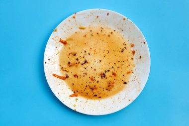 Mavi arkaplanda kirli tabak.